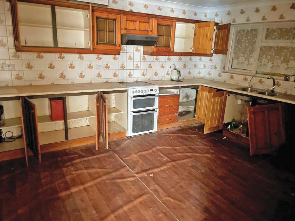 Lot: 132 - DETACHED FOUR-BEDROOM HOUSE FOR TOTAL REFURBISHMENT SET IN APPROXIMATELY 1.3 ACRES -